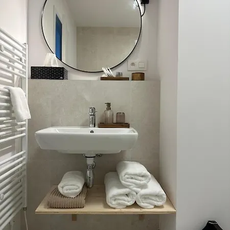 Citycentre With Free Parking Apartment