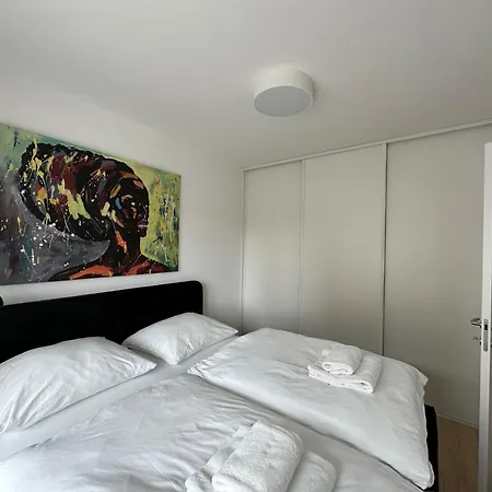 Citycentre With Free Parking Apartment